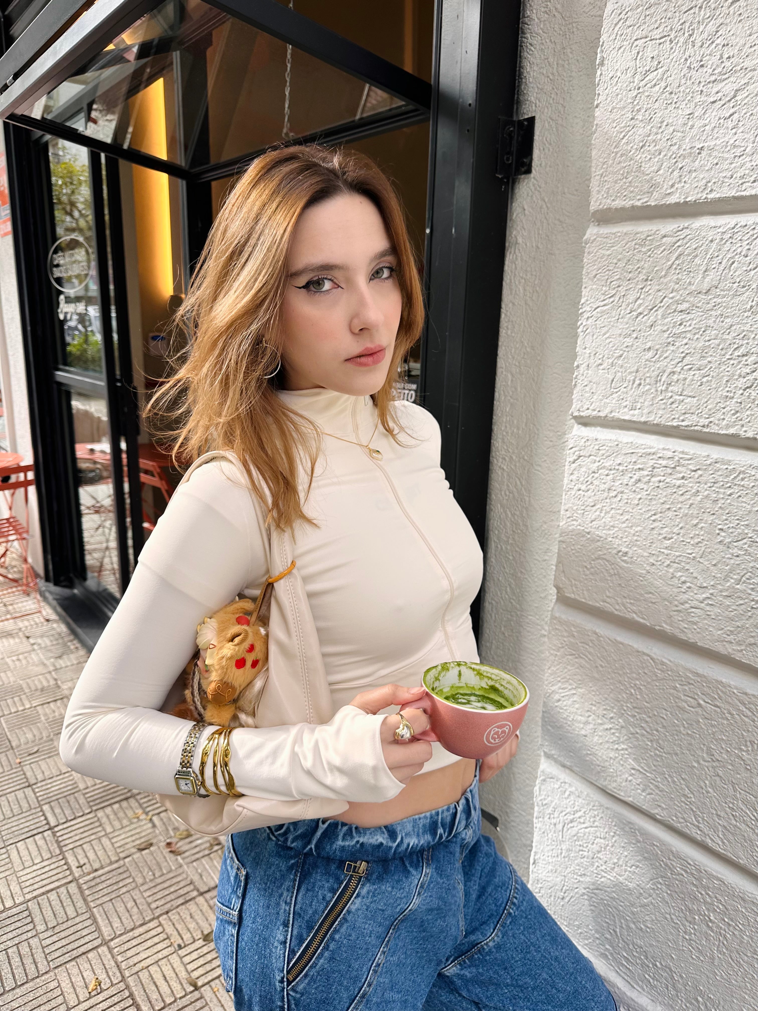 Color:off-white