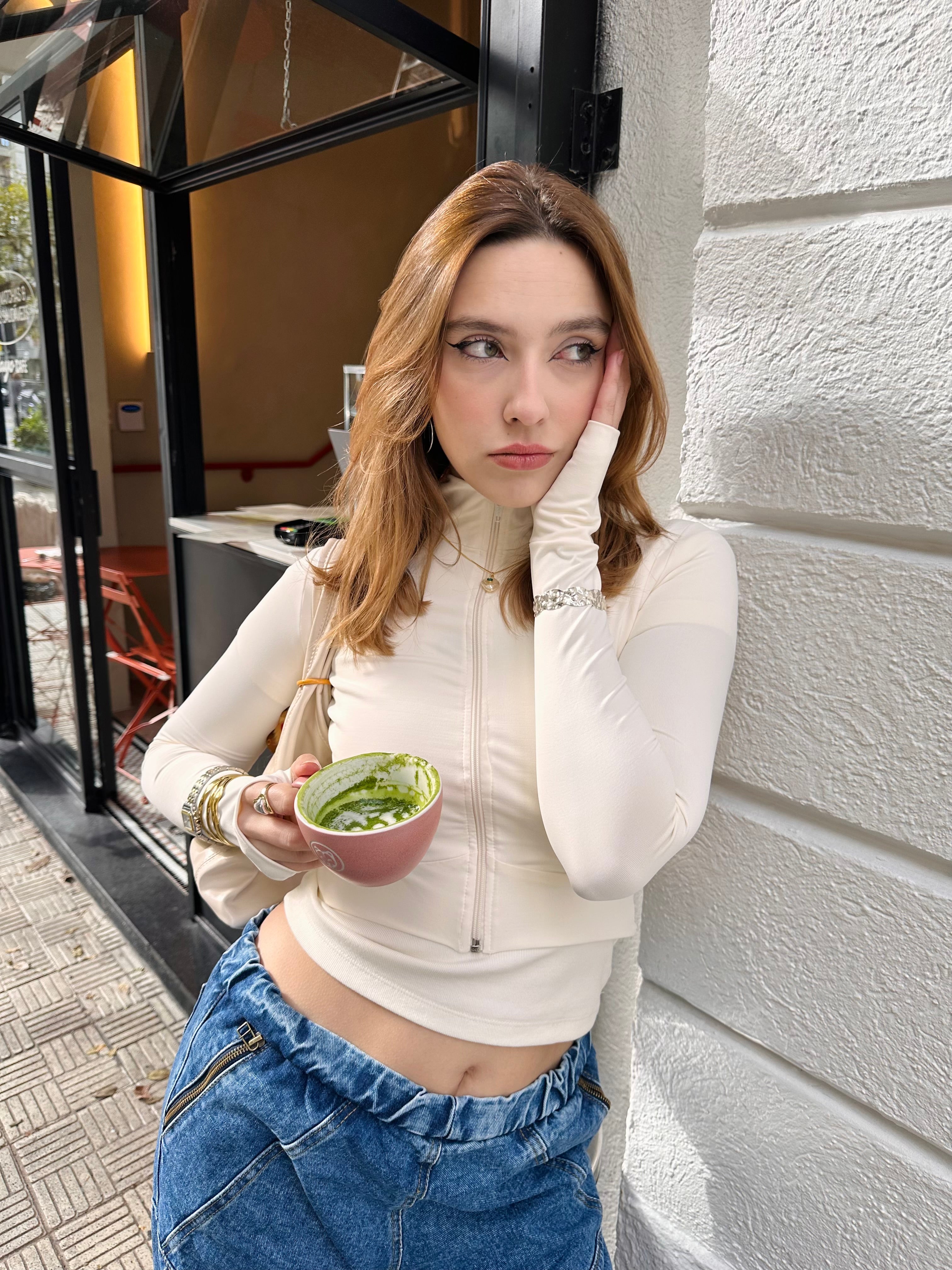 Color:off-white